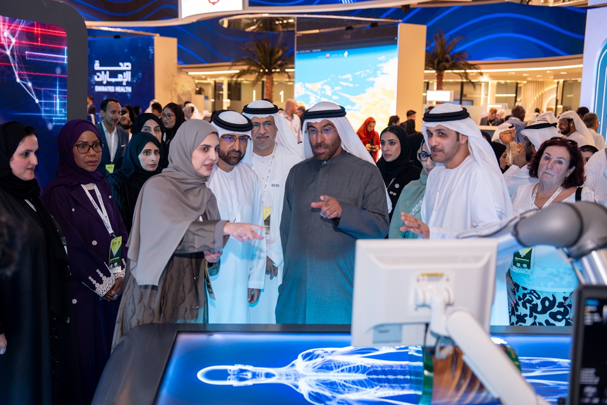 معالي الصايغ يطلع على المشاريع المبتكرة لمؤسسة الإمارات للخدمات الصحية في معرض الصحة العالمي